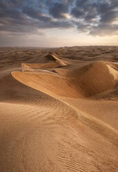 Sanddünen bei Sonnenuntergang in der Wüste Wahiba Sands mit Wolken am Himmel, Oman, Naher Osten - RHPLF20067