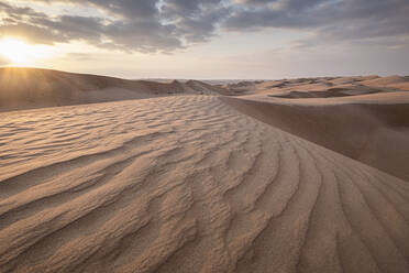 Sanddünen bei Sonnenuntergang in der Wüste Wahiba Sands mit Wolken am Himmel, Oman, Naher Osten - RHPLF20069