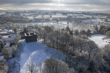 Luftaufnahme von Lydford Castle an einem verschneiten Wintermorgen, Lydford, Devon, England, Vereinigtes Königreich, Europa - RHPLF20082