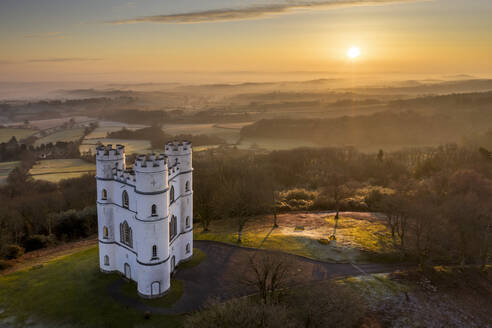 Sonnenaufgang am Haldon Belvedere (Lawrence Castle) im Winter, Devon, England, Vereinigtes Königreich, Europa - RHPLF20083