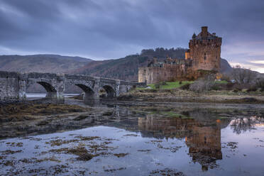 Eilean Donan Castle am Loch Duich in den schottischen Highlands, Schottland, Vereinigtes Königreich, Europa - RHPLF20086