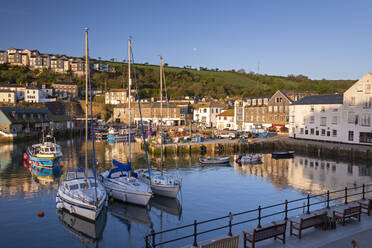 Boote vor Anker im Hafen von Mevagissey, Cornwall, England, Vereinigtes Königreich, Europa - RHPLF20087