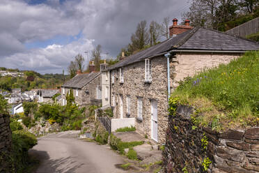 Hübsche Cottages im Frühling im kornischen Dorf Bodinnick bei Fowey, Cornwall, England, Vereinigtes Königreich, Europa - RHPLF20088