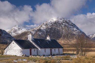 Black Rock Cottage im Rannoch Moor mit dem schneebedeckten Buachaille Etive Mor im Hintergrund, Highlands, Schottland, Vereinigtes Königreich, Europa - RHPLF20091