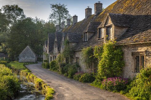 Frühmorgendlicher Blick auf die schönen Cotswolds Cottages in Arlington Row in Bibury, Gloucestershire, England, Vereinigtes Königreich, Europa - RHPLF20095