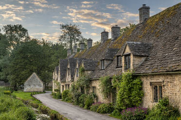 Frühmorgendlicher Blick auf die schönen Cotswolds Cottages in Arlington Row in Bibury, Gloucestershire, England, Vereinigtes Königreich, Europa - RHPLF20097