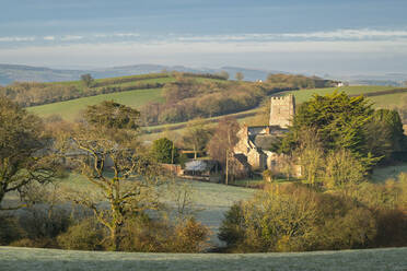 Kirche St. John the Baptist in Holcombe Burnell Barton, umgeben von winterlicher Landschaft, Longdown, Devon, England, Vereinigtes Königreich, Europa - RHPLF20098