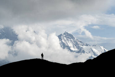 Silhouette eines Wanderers, der den Gipfel der Jungfrau von First aus bewundert, Grindelwald, Berner Alpen, Kanton Bern, Schweiz, Europa - RHPLF20100