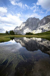 Felsgipfel des Wellhorns, der sich im Sommer im Wasser spiegelt, Grosse Scheidegg Pass, Berner Alpen, Kanton Bern, Schweiz, Europa - RHPLF20102