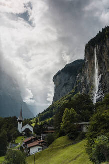Der Staubbachfall im Sommer, Lauterbrunnen, Berner Oberland, Kanton Bern, Schweiz, Europa - RHPLF20112