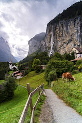 Weg durch grüne Weiden, der zum Dorf Lauterbrunnen führt, Berner Oberland, Kanton Bern, Schweiz, Europa - RHPLF20113