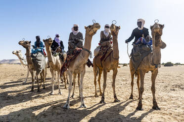 Tuareg auf ihren Kamelen, Bilma, Tenere-Wüste, Niger, Westafrika, Afrika - RHPLF20176
