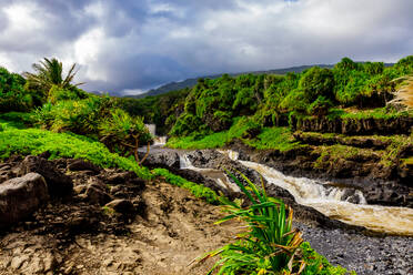 Schöner Wasserfall auf Maui, Hawaii, Vereinigte Staaten von Amerika, Nordamerika - RHPLF20180