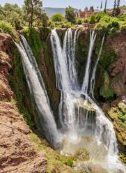 Ouzoud-Wasserfall in der Nähe des Dorfes Tanaghmeilt im Mittleren Atlas, Blick von oben, Provinz Azilal, Region Beni Mellal-Khenifra, Marokko, Nordafrika, Afrika - RHPLF20184