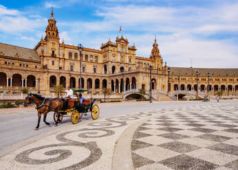 Pferdekutsche auf der Plaza de Espana de Sevilla (Spanienplatz), Sevilla, Andalusien, Spanien, Europa - RHPLF20211