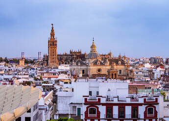 Blick vom Metropol Parasol auf die Kirche des Göttlichen Erlösers und die Kathedrale bei Sonnenuntergang, Sevilla, Andalusien, Spanien, Europa - RHPLF20214