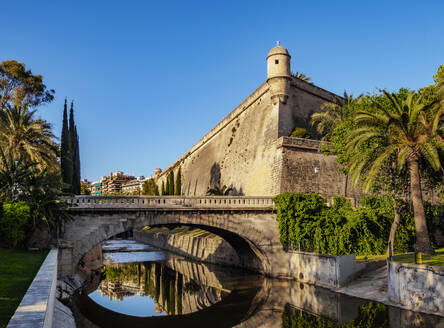 Pont de la Riera (Brücke) und Bastio de Sant Pere (Bastei), Es Baluard, Palma de Mallorca, Mallorca, Balearische Inseln, Spanien, Mittelmeer, Europa - RHPLF20222