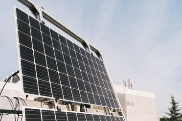 Modernes Photovoltaik-Panel, installiert in einer Solarstromanlage unter blauem Himmel an einem sonnigen Tag - ADSF26325