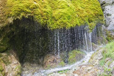 Dreimuhlen-Wasserfall, der einen moosbewachsenen Hang hinabstürzt - GWF07090