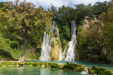 Berühmte Cascadas de Minas Viejas an einem sonnigen Tag, Huasteca Potosi, Mexiko - RUNF04604