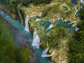 Berühmter Wasserfall Cascada de Tamul im Wald, Huasteca Potosi, Mexiko - RUNF04608