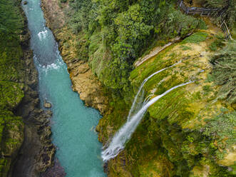 Luftaufnahme eines Wasserfalls an einem berühmten Naturdenkmal, Huasteca Potosi, Mexiko - RUNF04609