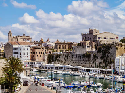 Blick über den Hafen auf die Kathedrale, Ciutadella, Menorca (Menorca), Balearen, Spanien, Mittelmeer, Europa - RHPLF20266