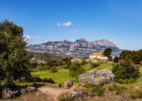 Blick auf den Montserrat, eine mehrgipflige Bergkette in der Nähe von Barcelona, Katalonien, Spanien, Europa - RHPLF20270