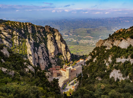 Abtei Santa Maria de Montserrat, Blick von oben, Gebirgszug Montserrat bei Barcelona, Katalonien, Spanien, Europa - RHPLF20271