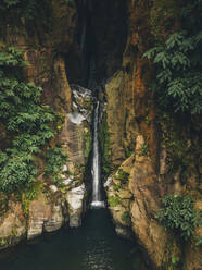 Luftaufnahme eines Wasserfalls im Wald auf den Azoren, Insel S√£o Miguel, Portugal. - AAEF09271