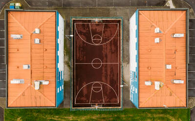 Luftaufnahme des Basketballplatzes zwischen den Wohnungen in der Nähe von Ponta Delgada auf der Insel Sao Miguel, Azoren, Portugal. - AAEF09273