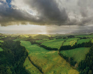 Luftaufnahme von grünem Wald und Hügeln in der Landschaft der Insel Sao Miguel, Azoren, Portugal. - AAEF09274