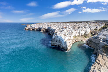 Luftaufnahme des kristallklaren Meeres um Polignano a Mare auf Klippen, Provinz Bari, Apulien, Italien, Europa - RHPLF20306