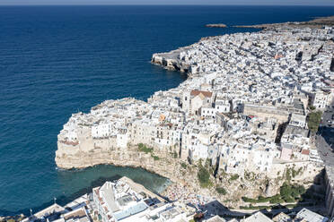 Luftaufnahme der auf Klippen gelegenen Stadt Polignano a Mare am Meer, Provinz Bari, Apulien, Italien, Europa - RHPLF20307