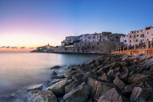 Sonnenaufgang über der Altstadt von Vieste auf der Landzunge am Meer, Provinz Foggia, Nationalpark Gargano, Apulien, Italien, Europa - RHPLF20310