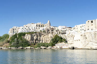 Weiß getünchte Häuser und die Kirche San Francesco auf den Klippen, Vieste, Provinz Foggia, Nationalpark Gargano, Apulien, Italien, Europa - RHPLF20311