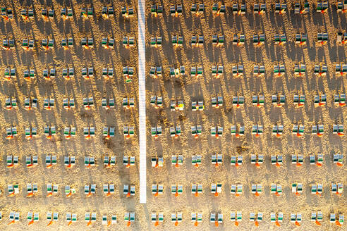 Luftaufnahme von Reihen von Liegestühlen und Sonnenbetten am leeren Sandstrand, Vieste, Provinz Foggia, Gargano, Apulien, Italien, Europa - RHPLF20317