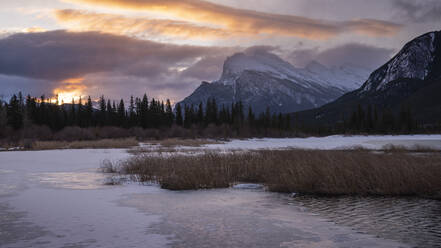 Sonnenaufgang am Mount Rundle mit Seeeis, Vermillion Lakes, Banff National Park, UNESCO Weltkulturerbe, Kanadische Rockies, Alberta, Kanada, Nordamerika - RHPLF20324