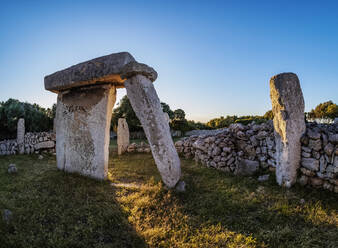Taula bei Sonnenuntergang, archäologische Fundstätte Talati de Dalt, Menorca (Menorca), Balearen, Spanien, Mittelmeer, Europa - RHPLF20326