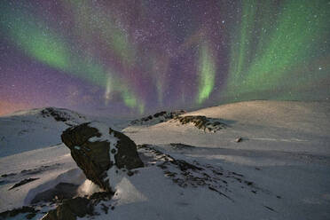 Aurora Borealis (Nordlichter) über den Bergen, Finnmark, Norwegen, Skandinavien, Europa - RHPLF20329