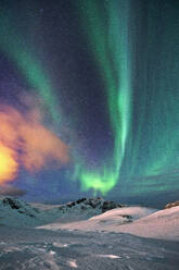 Aurora Borealis (Nordlichter) über den Bergen, Finnmark, Norwegen, Skandinavien, Europa - RHPLF20330