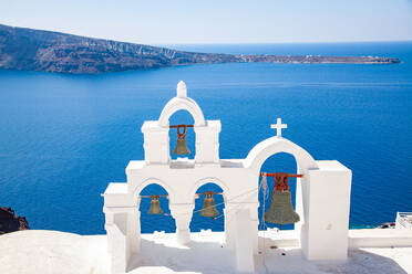 Traditional Greek architecture in Oia, Santorini (Thira), Cyclades, Greek Islands, Greece, Europe - RHPLF20355