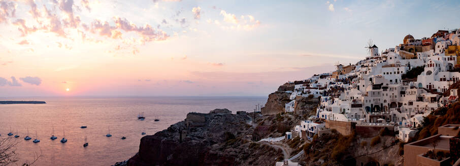 Die malerische Stadt Oia, Santorin (Thira), Kykladen, Griechische Inseln, Griechenland, Europa - RHPLF20356