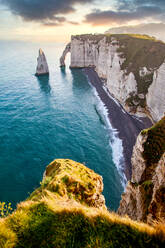 Les Falaises (Steilküste) von Etretat bei Sonnenaufgang, Etretat, Normandie, Frankreich, Europa - RHPLF20362