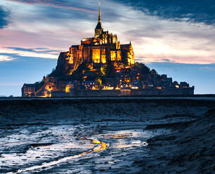 Mont Saint-Michel (Mont St. Michel) in der Abenddämmerung, UNESCO-Welterbestätte, Normandie, Frankreich, Europa - RHPLF20367