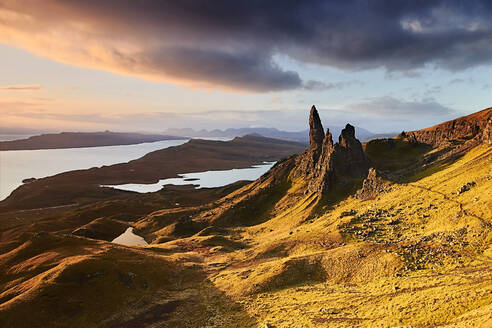 Old Man of Storr bei einem goldenen Sonnenaufgang, Isle of Skye, Innere Hebriden, Schottland, Vereinigtes Königreich, Europa - RHPLF20375