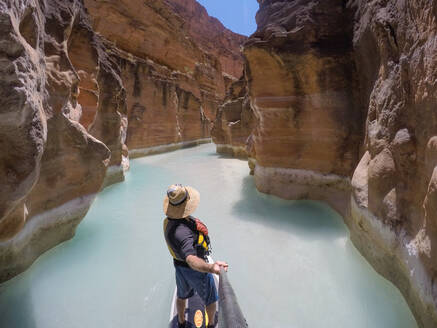 Fotograf Skip Brown auf einem Stand Up Paddle Board an der Mündung des Havasu Creek im Grand Canyon, Arizona, Vereinigte Staaten von Amerika, Nordamerika - RHPLF20381