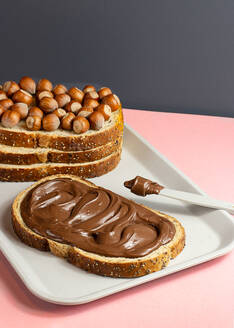 Schokoladencreme-Sandwich auf einem Tablett auf dem Tisch, bereit zum Frühstück - ADSF26938