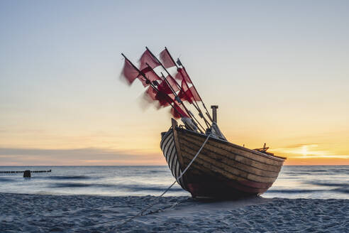Einsames Fischerboot am Sandstrand bei Sonnenuntergang - KEBF02013