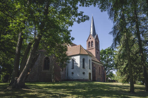 Deutschland, Mecklenburg-Vorpommern, Krummin, St. Michaelskirche im Sommer - KEBF02028